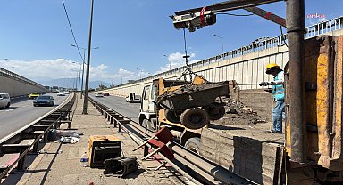 Antalya Büyükşehir Belediyesi'nden yağmur sezonu öncesi hat temizliği çalışması