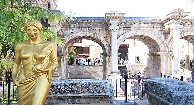 Antalya’da Venüs heykelleri kenti süslemeye başladı