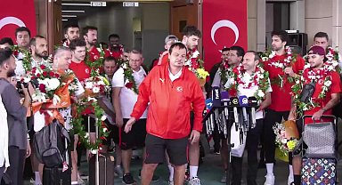 Avrupa ikincisi 12 dev adam havalimanında karşılandı... Ergin Ataman: Gururluyuz ama ben şahsım adına çok da üzgünüm
