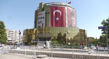 Aydın Büyükşehir Meclisi öncesi bariyerli güvenlik önlemi