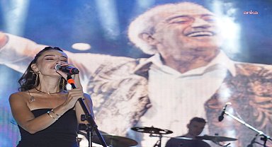 Ayvalık’ta kurtuluş coşkusu, Türkü Akbayram konseriyle taçlandı