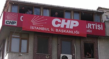  Bahçelievler'deki binaya CHP İstanbul İl Başkanlığı yazısı asıldı