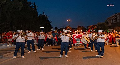 Binlerce kişi Kuşadası’nın kurtuluşu için yürüdü