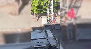 Burdur Belediye Başkanı Ercengiz, temizlik işçisi Zengin'e çöpten bulduğu bayrağı direğe astığı için teşekkür etti