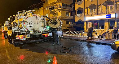 Burdur Belediyesi'nden sağanak yağış mesaisi