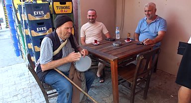 Burhaniye'de görme engelli vatandaş, 50 yıldır darbuka çalıp türkü söyleyerek geçimini sağlıyor