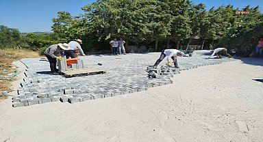 Burhaniye'de yol yapım ve onarım çalışmaları sürüyor