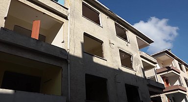 Büyükçekmece'de yüksek riskli yapıların yıkımı sürüyor 