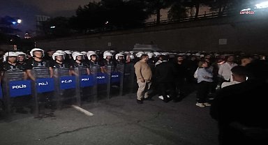 Çevik kuvvetin CHP İstanbul İl Başkanlığı çevresini abluka altına aldığı anlarda Valilik yasak kararını açıkladı