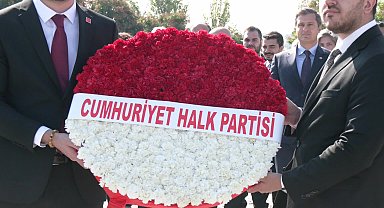CHP 102 yaşında... CHP heyeti, Devlet Mezarlığı'nı ziyaret etti 