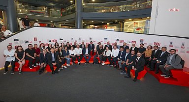  CHP Genel Başkanı Özel, Genel Merkez’de kurulan “CHP Programları Sergisi”ni gazetecilerle gezdi