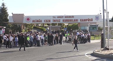 CHP Genel Başkanı Özel, İzmir'de “kooperatif” davasının duruşmasını takip etti
