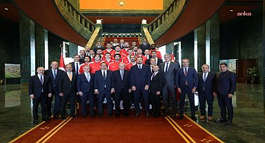Cumhurbaşkanı Erdoğan, A Milli Takımımızı Cumhurbaşkanlığı’nda kabul etti 