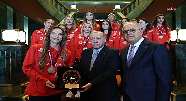 Cumhurbaşkanı Erdoğan, Dünya Şampiyonası'nda gümüş madalya kazanan A Milli Kadın Voleybol Takımını kabul etti