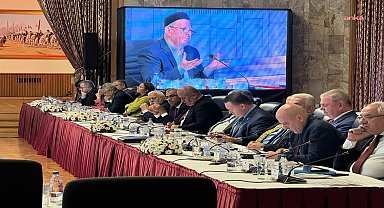 DEM Parti'den komisyon gerilimine ilişkin açıklama: Komisyondan çekilmedik, söz konusu davetlinin zehirli dilde ısrar etmesi üzerine, bu kişinin konuşması bitene kadar oturumdan ayrıldık