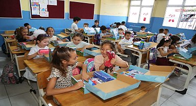 Dikili Belediyesi’nden öğrencilere eğitim seti desteği