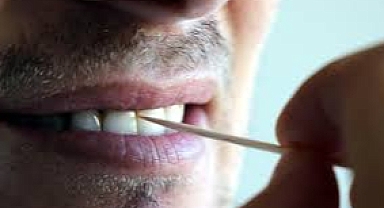 Diş Aralarını Tırnak ve Kürdanla Temizleyenler Dikkat! Uzmanlar Uyarıyor