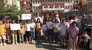 Diyarbakır’da ikili öğretime geçen okulun sınıfları ikiye bölündü, veliler ve öğrenciler tepkili 