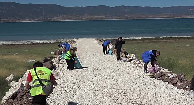 Dünya Temizlik Günü’nde Burdur Gölü’nde çöp topladılar