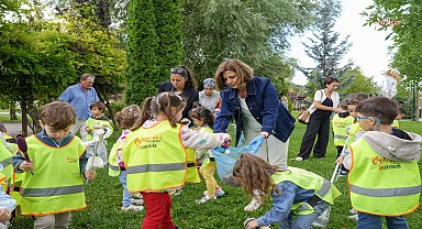 Eskişehir Büyükşehir Belediye Başkanı Ünlüce, Dünya Temizlik Günü’nde çocuklarla çöp topladı