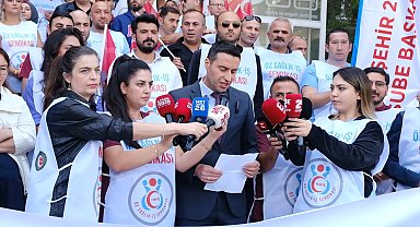 Eskişehir'de işçilerden üniversite önünde açıklama: “Geriye dönük ödemelerimizi istiyoruz”