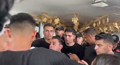 Gürsel Tekin'in polis eşliğinde CHP İstanbul İl Başkanlığı'na girdiği dakikalarda basına ve CHP'lilere sert müdahale