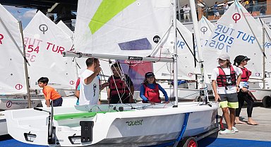 Haliç’te yelken heyecanı: Genç sporcular şampiyonluk için yarıştı