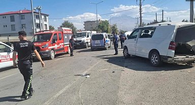 Iğdır’da zırhlı araç ile minibüs çarpıştı: 4 kişi yaralandı