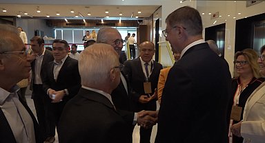 İzmir Büyükşehir Belediye Başkanı Tugay, “İkiz Dönüşümde Yeni Ufuklar” toplantısını açtı... “Gerçek dönüşümün kamuda olması gerektiğini düşünüyorum