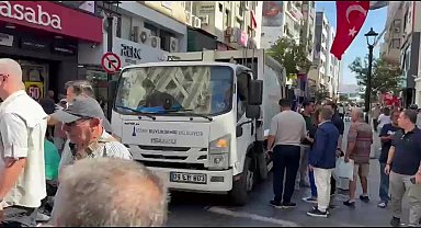  İzmir Büyükşehir Belediyesi, Karşıyaka'da biriken çöpleri topladı