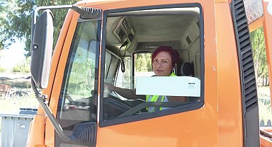 İzmir Büyükşehir Belediyesi'nin kadın çekici operatörü tabuları yıktı