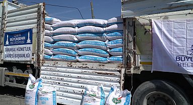 İzmir Büyükşehir’den yanan köylere 40 tonluk yem desteği