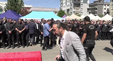 İzmir’de karakola silahlı saldırıda şehit olan Muhsin Aydemir ve Hasan Akın son yolculuğuna uğurlandı