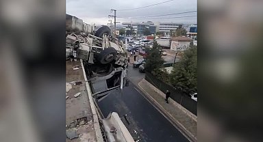 İzmir'de kaza sonrası viyadükte asılı kalan TIR'ın şoförü itfaiye tarafından kurtarıldı