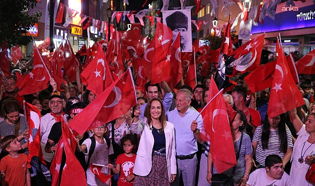 İzmir’in kurtuluşunun 103. yılında Yılmaz Özdil ve Korcan Karar Karşıyaka’da