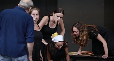 İzmir Şehir Tiyatroları, “Cadı Kazanı” oyununun provalarına devam ediyor