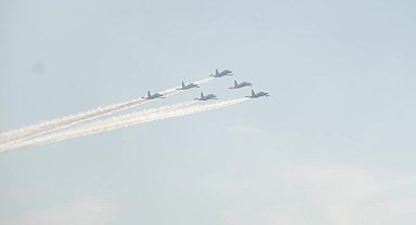 İzmir semalarında Türk Yıldızları ve SoloTürk gösterisi
