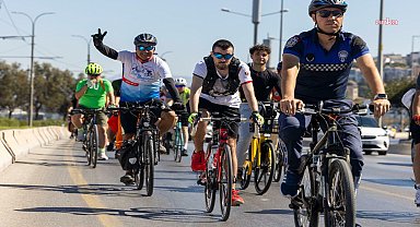 İzmirli bisikletseverler, sağlıklı yaşam ve temiz çevre için pedalladı