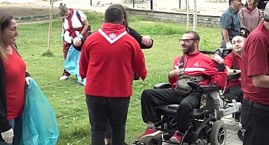 İzmirlilerden dünya rekoru için kıyı temizliği