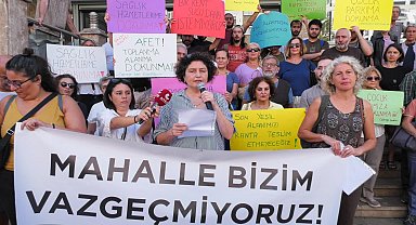 Kadıköy’deki Caferağa Mahallesi’ndeki yurttaşlar, deprem toplanma alanının imara açılmasını öngören ihalenin yapıldığı müdürlük önünde eylem yaptı