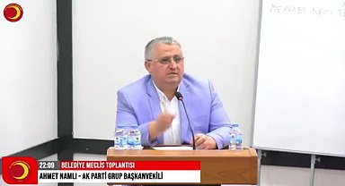 Kastamonu Belediyesi’nin AK Parti Grup Başkanvekili, Melek Mosso’yu hedef aldı: “Odasına giyinmeden inmiş galiba, en önde başörtülü kızlarımız”