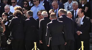 Kemal Kılıçdaroğlu, TBMM'de Cahit Karakaş'ın cenaze törenine katıldı, gazetecilerin ısrarlı sorularını yanıtlamadı