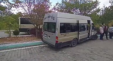 Kırıkkale'de dolmuş ağaca çarptı: 13 üniversite öğrencisi yaralandı