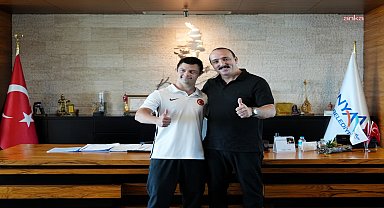 Konyaaltı Belediye Başkanı Kotan, milli yüzücü Alperen Menç'i ağırladı 