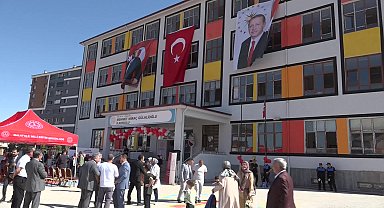 Malatya'da 2025-2026 eğitim yılı törenle başladı... Açılış töreninde AK Parti İl Başkanı konuşturuldu: 