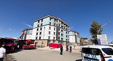 Malatya’da TOKİ işçisi parasını alamadığı iddiasıyla çatıya çıktı