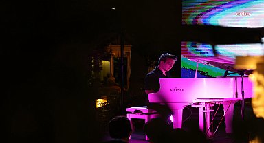 Marmaris'te sahne alan piyanist Dengin Ceyhan'ın performansı büyük beğeni topladı
