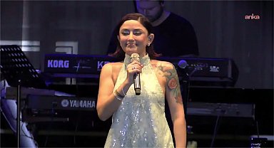 Melek Mosso'dan giyimini eleştiren AK Partili Namlı'ya yanıt: Çağdaş bir Türk kadını olarak canımın istediğini giyeceğim