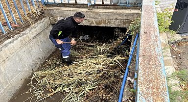 Menderes’te dere yatakları ve kanallar temizlendi