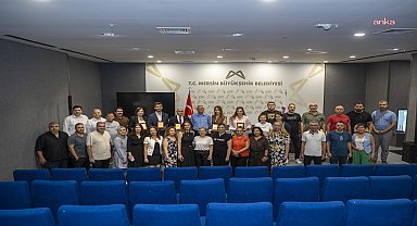 Mersin Büyükşehir Belediyesi’nde görevde yükselen memurlara plaket ve teşekkür belgeleri verildi